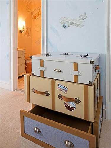 Chiếc tủ quần áo như trong trạng thái đang sẵn sàng xếp đồ đi khám phá những vùng đất mới.