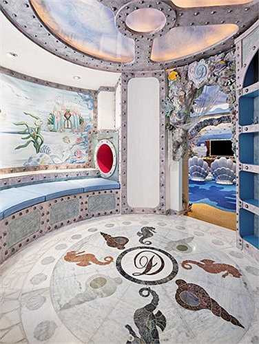 Phòng đọc sách được thiết kế như bên trong chiếc tàu ngầm.