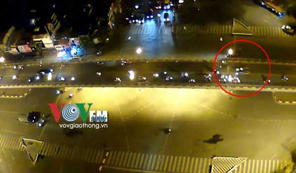 Chiếc xe lao với tốc độ cao trên cầu vượt Thái Hà -Chùa Bộc, hướng từ Ngã tư Sở đi Nguyễn Lương Bằng.