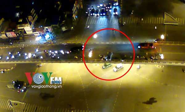 Chiếc xe chỉ dừng lại sau khi bị quay ngang 90 độ, tông thẳng vào lan can cầu.