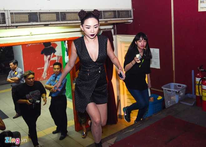 Sau chương trình, giọng ca quyến rũ nhanh chóng di chuyển ra xe, nơi người tình tin đồn đang chờ sẵn.