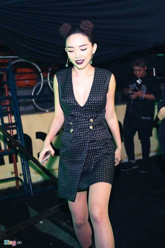 Sau chương trình, giọng ca quyến rũ nhanh chóng di chuyển ra xe, nơi người tình tin đồn đang chờ sẵn.