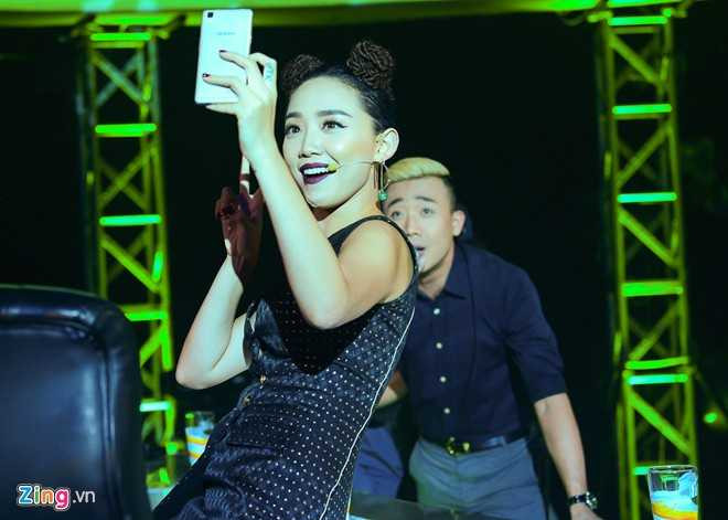 Sau chương trình, giọng ca quyến rũ nhanh chóng di chuyển ra xe, nơi người tình tin đồn đang chờ sẵn.