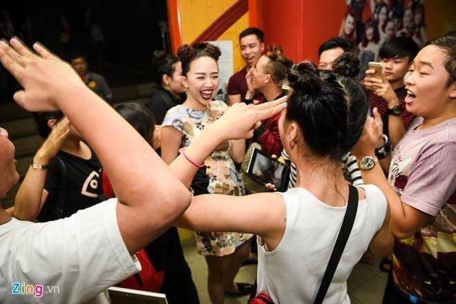 Sau chương trình, giọng ca quyến rũ nhanh chóng di chuyển ra xe, nơi người tình tin đồn đang chờ sẵn.