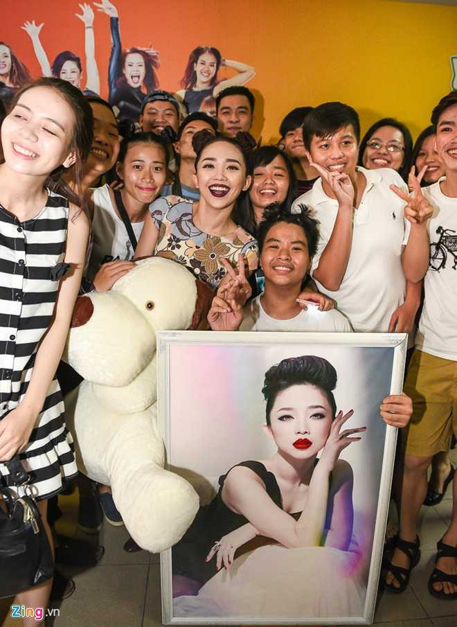 Sau chương trình, giọng ca quyến rũ nhanh chóng di chuyển ra xe, nơi người tình tin đồn đang chờ sẵn.