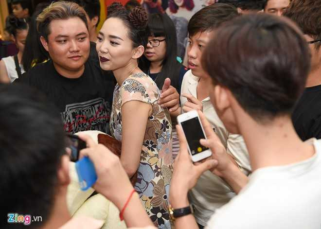 Sau chương trình, giọng ca quyến rũ nhanh chóng di chuyển ra xe, nơi người tình tin đồn đang chờ sẵn.