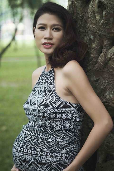 Cô tiết lộ thời gian sinh con được bác sĩ dự đoán sẽ chỉ còn ba tuần nữa.