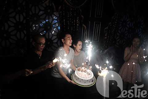 Cặp đôi quậy tưng bừng cùng bạn bè trong buổi party hậu đám cưới.