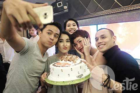 Và gần 100 nghệ sĩ Việt đã dành thời gian đến tham dự tiệc cưới của Văn Anh - Tú Vi. Kết thúc buổi tiệc, những người bạn thân thiết với đôi vợ chồng trẻ như Trà My Idol, Hồ Vĩnh Khoa và La Quốc Hùng đã tiếp tục tham dự party chia vui cùng cặp đôi được diễn ra khá muộn. 