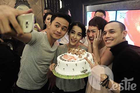 Trong buổi party thân mật và ấm cúng, Tú Vi đã bất ngờ khoe giọng để hát tặng ông xã Văn Anh. Nữ diễn viên Cổng mặt trời đã song ca cùng Trà My Idol. 