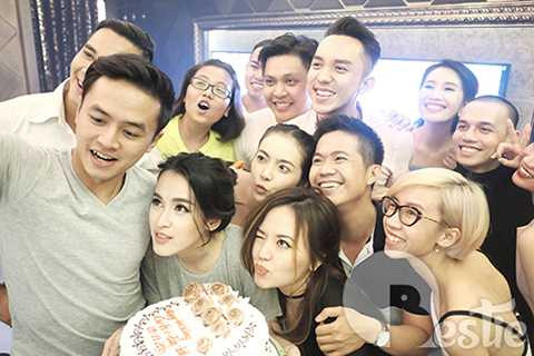 Cặp đôi lưu lại kỉ niệm vui vẻ không thể nào quên cùng những người bạn thân thiết và gia đình. (Ảnh: Cao Tín Thạch) 