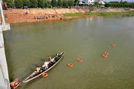 Lực lượng cứu hộ đang tổ chức tìm kiếm thi thể cháu H.