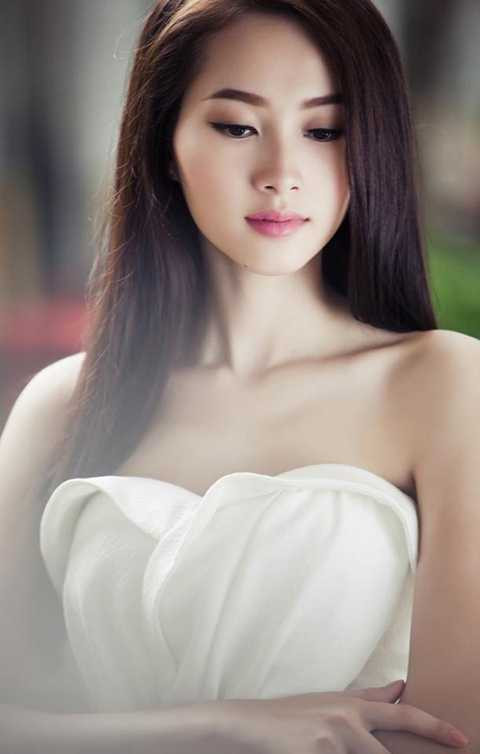 Khác với các người đẹp chọn showbiz làm nơi tiến thân, Đặng Thu Thảo chia sẻ, cô không tham gia nghệ thuật nhưng muốn thiết lập quan hệ tốt với các cá nhân và doanh nghiệp để có thể phát động nhiều chương trình từ thiện. Chân dài sinh năm 1991 khẳng định, cô luôn cố gắng hoàn thiện trong mắt công chúng. 