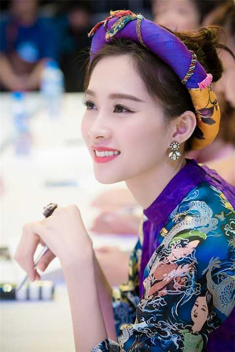 Đặng Thu Thảo tâm sự: Trở thành hoa hậu, tôi muốn vương miện này sẽ giúp mình làm nhiều việc thiện. Tôi không nghĩ hoa hậu làm từ thiện để trang sức mà đó là đương nhiên, bởi họ không chỉ đẹp bên ngoài mà còn phải đẹp về tâm hồn nữa. Câu danh ngôn tâm đắc nhất của cô là: Cuộc sống là không ngừng yêu thương và cố gắng”.