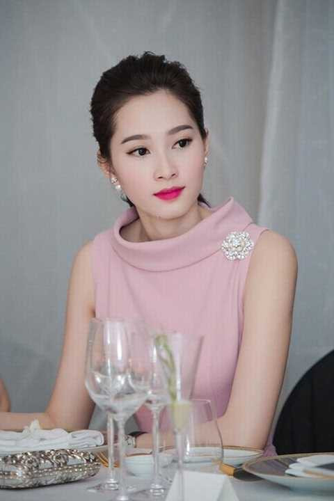 Ở góc chụp này, Hoa hậu Việt Nam 2012 không chỉ sở hữu vẻ đẹp mong manh mà còn mang chút bí ẩn, hút hồn đến quyến rũ. Càng ngày, vẻ đẹp của Đặng Thu Thảo càng trở nên hoàn hảo.