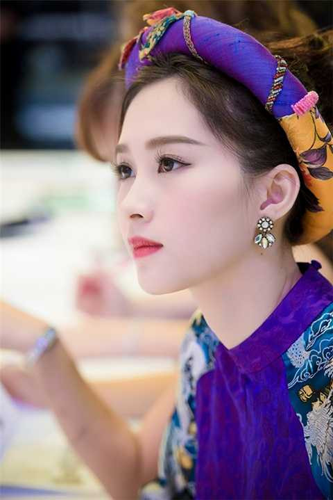 Chỉ với một ánh nhìn lơ đãng, cô cũng khiến biết bao trái tim xao xuyến.