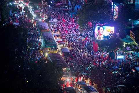 Người dân Myanmar đổ ra đường ăn mừng kết quả bầu cử. Ảnh: NYTimes Người dân Myanmar đổ ra đường ăn mừng kết quả bầu cử. Ảnh: NYTimes