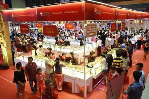 Các thương hiệu Trang sức: Kim cương Diamond House, Đá màu Gems City, Vàng ta Lộc Phát Tài, Nhẫn cưới Wedding Land “ghi điểm” với khách hàng tại Hội chợ Các thương hiệu Trang sức: Kim cương Diamond House, Đá màu Gems City, Vàng ta Lộc Phát Tài, Nhẫn cưới Wedding Land “ghi điểm” với khách hàng tại Hội chợ