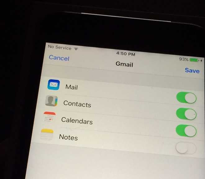 Khu vực gần viền trên bị hở sáng khi người dùng mở nền trắng, tăng sáng hết cỡ. Lỗi này dễ nhận biết khi đặt iPhone trong phòng tối. Ảnh: MacRumors.