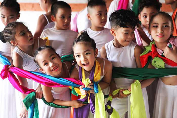 Nguyễn Viết Thành được biết đến là vũ công xây dựng nhóm nhảy Bigtoe từ năm 1992; trọng taì quốc tế bộ môn Vũ Đạo Giải Trí. Chu Quỳnh Trang là Kiện tướng DanceSport.