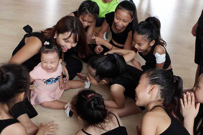 Trong 2 tháng hè vừa qua, ngày nào thầy và trò cùng tập luyện 9 tiếng đồng hồ. Trang mong muốn các em nhỏ Việt Nam sẽ tiến xa hơn với môi trường quốc tế chuyên nghiệp.