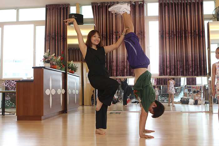 Để có những màn trình diễn đẹp mắt, máu lửa trên sân khấu, những vũ công phải tập luyện nghiêm túc và vất vả, có thể xảy ra chấn thương