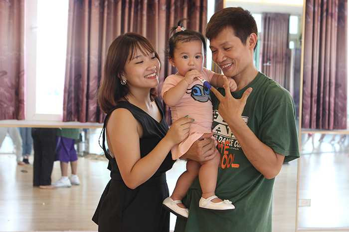 Trong giờ nghỉ giải lao, Quỳnh Trang và Viết Thành đưa tiểu công chúa Kiuti đến sàn diễn cùng các vũ công nhí.