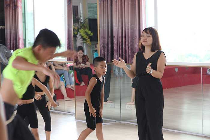 cho chương trình biểu diễn 60 phút Sắc màu tuổi thơ. Đây là show diễn đầu tiên tại Việt Nam quy tụ các vũ công nhí tài năng, kết hợp các thể loại nhảy múa từ 2 CLB PRO Dance và Golden Horse