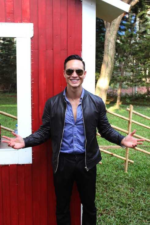 Kim Lý chụp ảnh bên ngôi nhà đỏ đặc trưng của Thuỵ Điển.