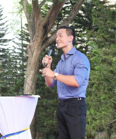 Nam tài tử gốc Việt hào hứng chia sẻ kinh nghiệm học tập tại Thuỵ Điển cho các bạn học sinh, sinh viên.