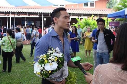 Sự có mặt của anh thu hút sự chú ý của báo giới. 