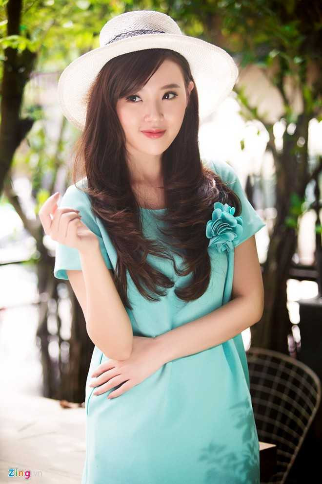 Nữ diễn viên cho biết, tâm trạng hiện nay của cô đã ổn định hơn sau ồn ào ngoại tình của hôn phu, dù vậy người đẹp chưa sẵn sàng trả lời những câu hỏi của truyền thông.