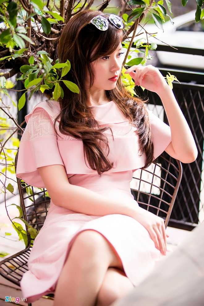 Nữ diễn viên cho biết, tâm trạng hiện nay của cô đã ổn định hơn sau ồn ào ngoại tình của hôn phu, dù vậy người đẹp chưa sẵn sàng trả lời những câu hỏi của truyền thông.