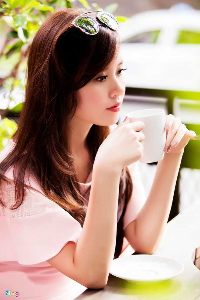 Nữ diễn viên cho biết, tâm trạng hiện nay của cô đã ổn định hơn sau ồn ào ngoại tình của hôn phu, dù vậy người đẹp chưa sẵn sàng trả lời những câu hỏi của truyền thông.