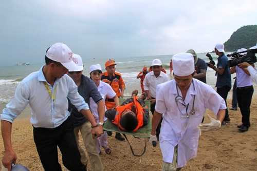 Tiếp tục đưa nạn nhân vào bờ