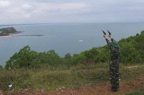 Nổ súng hiệu lệnh bắt đầu công tác cứu nạn