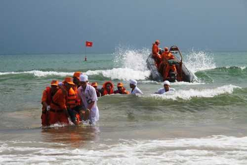 Đưa nạn nhân vào bờ. Kết quả diễn tập cứu được 11/11 hành khách, trong đó có 7 người bị thương nặng.