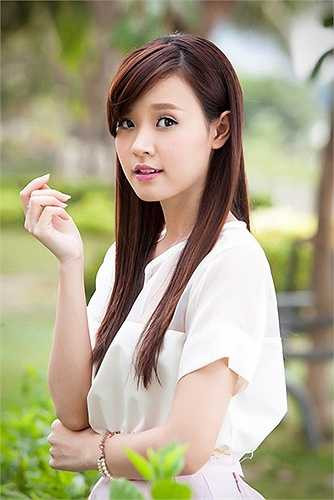 Dù đã 27 tuổi, Midu vẫn khiến nhiều người lầm tưởng thuộc thế hệ 9X vì gương mặt rất trẻ thơ.