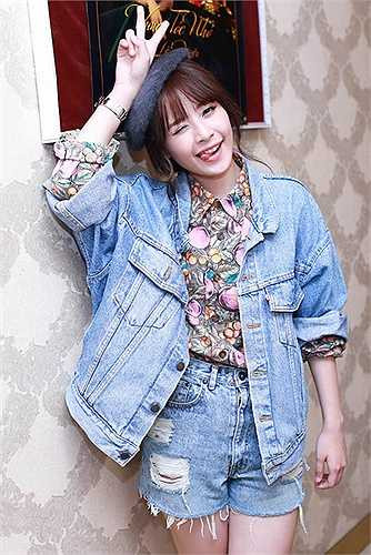 Với vóc dáng nhỏ nhắn, vòng 1 lẫn vòng 3 đều khiêm tốn nên Chi Pu trông càng giống một cô bé mới lớn hơn là thiếu nữ 22 tuổi.