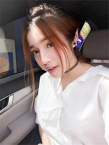 Nếu nhìn vào gương mặt của Elly Trần, có lẽ khó ai biết rằng người đẹp này sinh năm 1987.