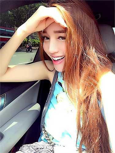 Elly Trần dễ dàng 'đánh lừa thị giác' người đối diện bởi vẻ ngoài quá trẻ trung.