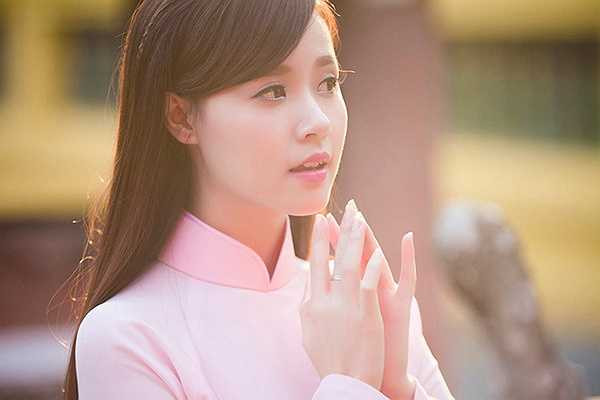 Vẻ đẹp của Midu khiến người đối diện phải nao lòng.