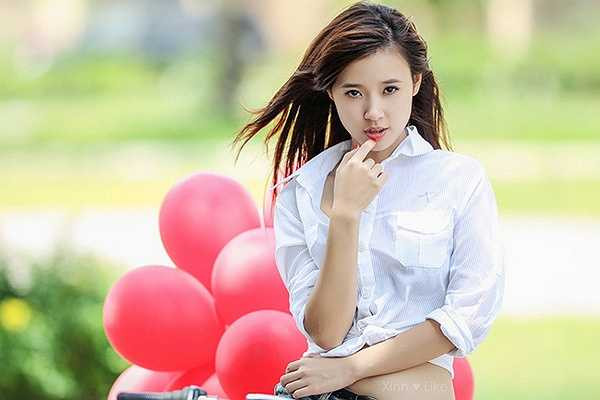 Nữ diễn viên Mùa hè lạnh thường xuyên diện những trang phục trẻ trung nên ít người biết rằng cô thuộc thế hệ 8X đời cuối.