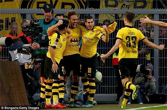 Aubameyang nổ súng 14 lần tại Bundesliga và tổng cộng là 22 bàn/20 trận trên tất cả các mặt trận. Con số này thậm chí còn ấn tượng hơn cả Robert Lewandowski của Bayern Munich