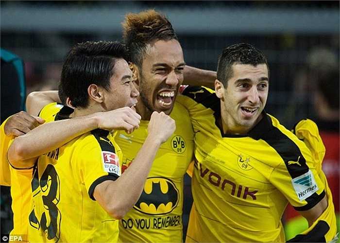 Không chỉ ghi bàn ầm ầm, Aubameyang còn rất biết cách gây ấn tượng nhờ chiếc áo người dơi đầy phá cách mỗi khi ra sân
