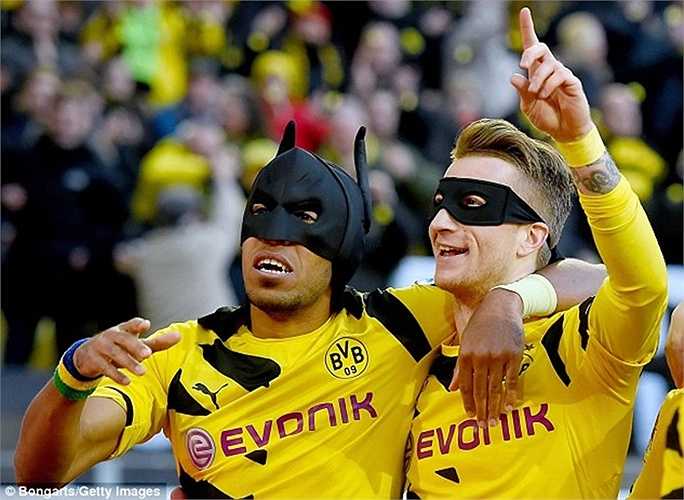 Nhiều người coi Aubameyang là người dơi của Dortmund, còn Marco Reus là Robin Hood của CLB này. Chính nhờ 2 siêu anh hùng này mà đội bóng vùng Ruhr đang bám đuổi quyết liệt với 'Hùm xám' trên bảng xếp hạng