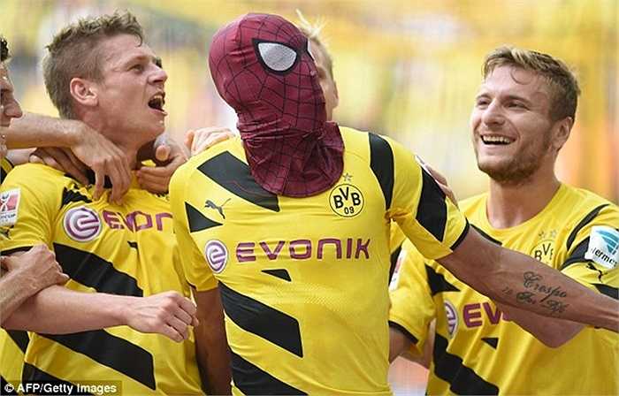 Màn ăn mừng kinh điển của Aubameyang khi anh ghi bàn giúp Dortmund đánh bại Bayern Munich ở siêu cúp nước Đức