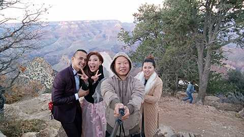 Lương Thế Thành và Thúy Diễm đã được những bạn bè thân thiết tại Mỹ đưa đi tham quan nhiều nơi. Trong ảnh, cặp đôi đang tham quan Grand Canyon National Park. 