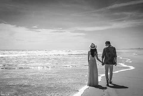 Những hình ảnh vô cùng lãng mạn và hạnh phúc khi Lương Thế Thành nắm tay bà xã tương lai đi dạo bãi biển đã khiến nhiều người phải ganh tị. 