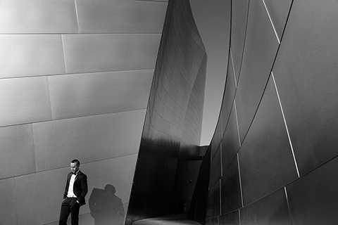 Thúy Diễm và chồng sắp cưới chụp ảnh tại Nhà biểu diễn nhạc Walt Disney, Mỹ.